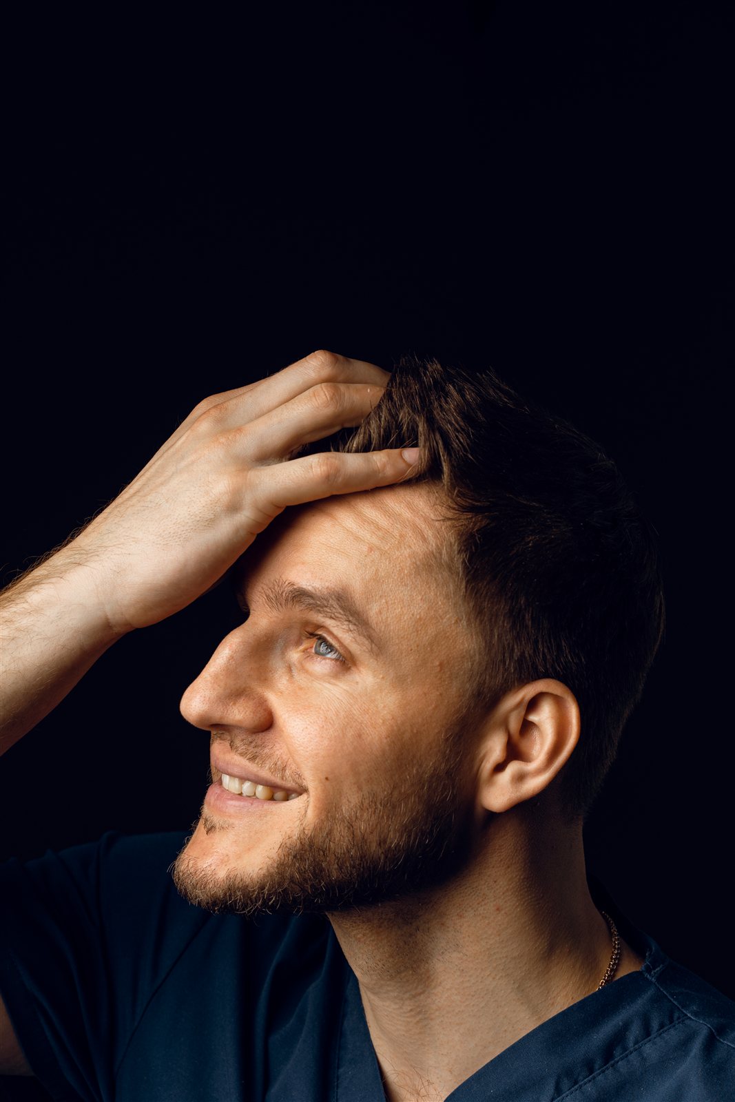 Homem observando o próprio cabelo, imagem ilustrativa